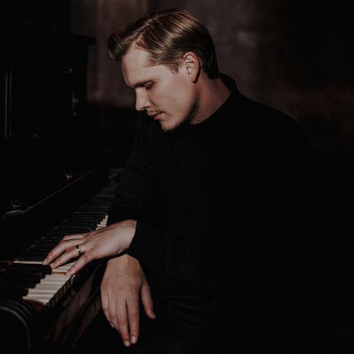 白鹿被强❌喷水羞羞漫画
